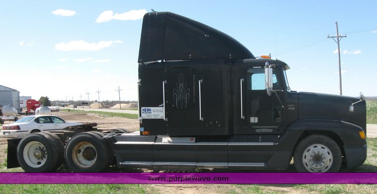 image for item 3962 1993 Freightliner FL120 semi tractor