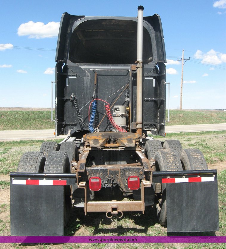 image for item 3962 1993 Freightliner FL120 semi tractor