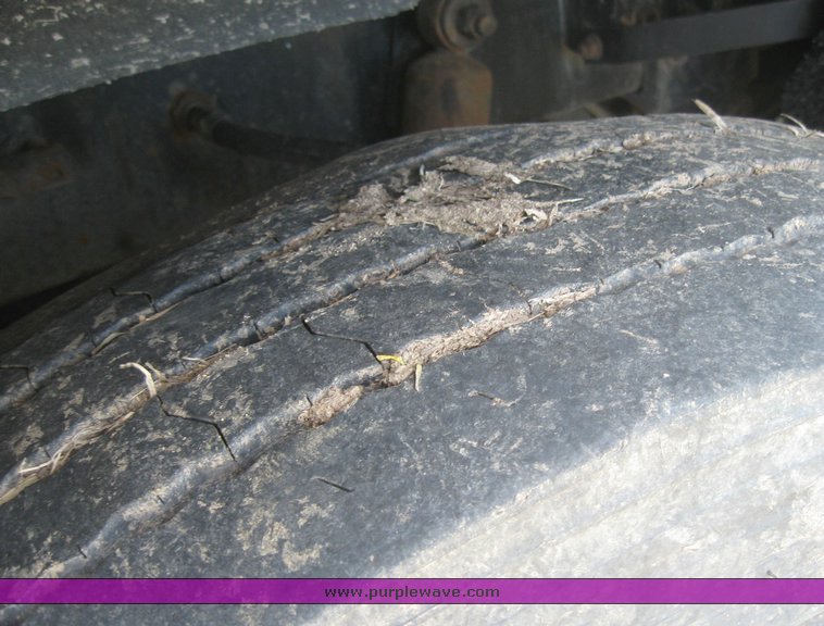 image for item 3962 1993 Freightliner FL120 semi tractor