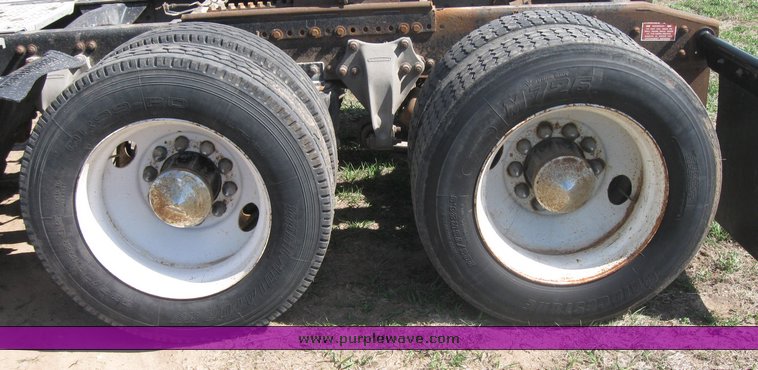 image for item 3962 1993 Freightliner FL120 semi tractor