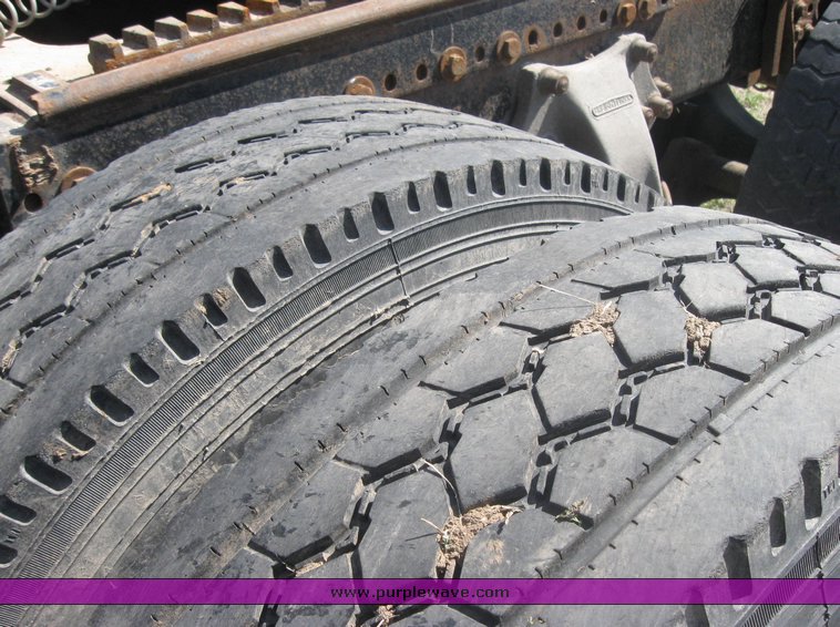 image for item 3962 1993 Freightliner FL120 semi tractor