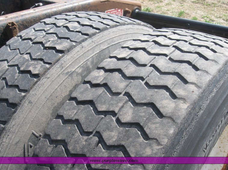 image for item 3962 1993 Freightliner FL120 semi tractor