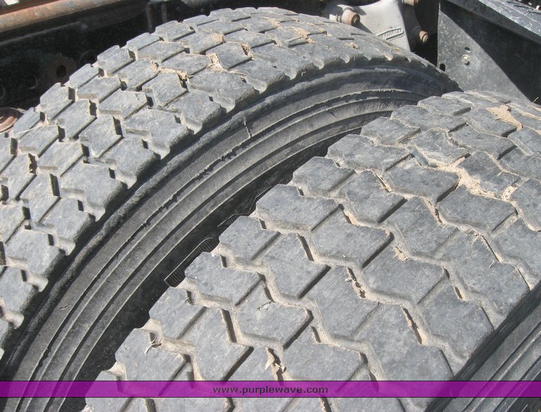 image for item 3962 1993 Freightliner FL120 semi tractor