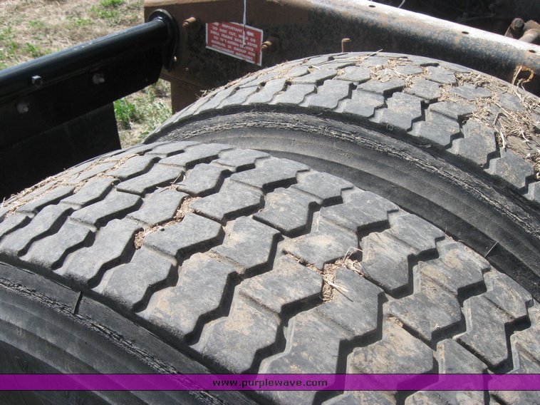 image for item 3962 1993 Freightliner FL120 semi tractor