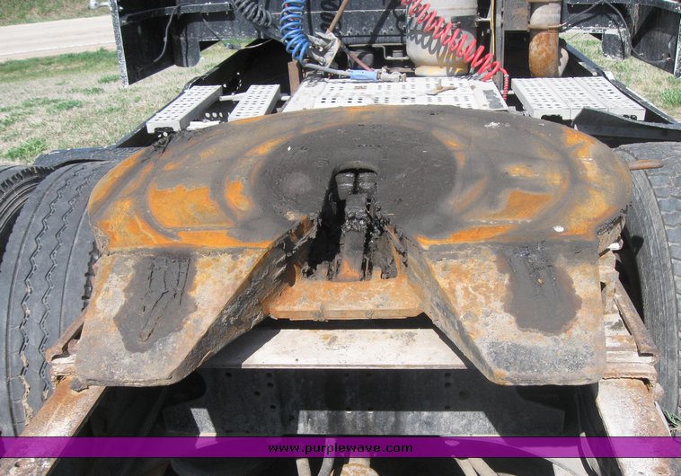 image for item 3962 1993 Freightliner FL120 semi tractor