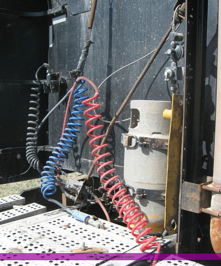 image for item 3962 1993 Freightliner FL120 semi tractor