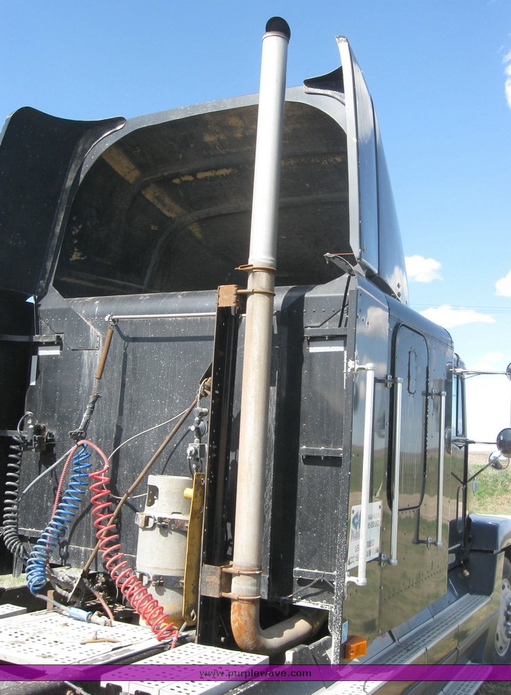 image for item 3962 1993 Freightliner FL120 semi tractor