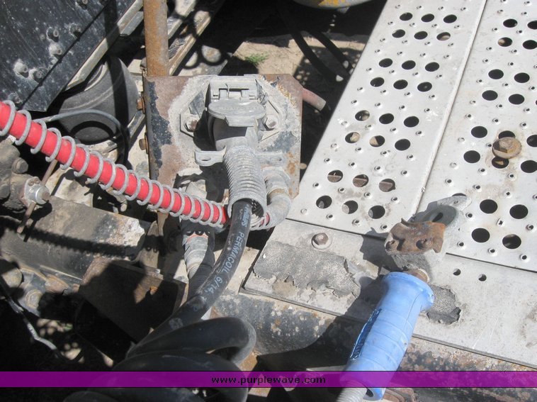 image for item 3962 1993 Freightliner FL120 semi tractor