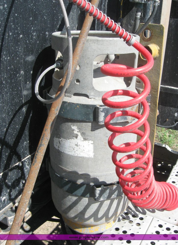 image for item 3962 1993 Freightliner FL120 semi tractor