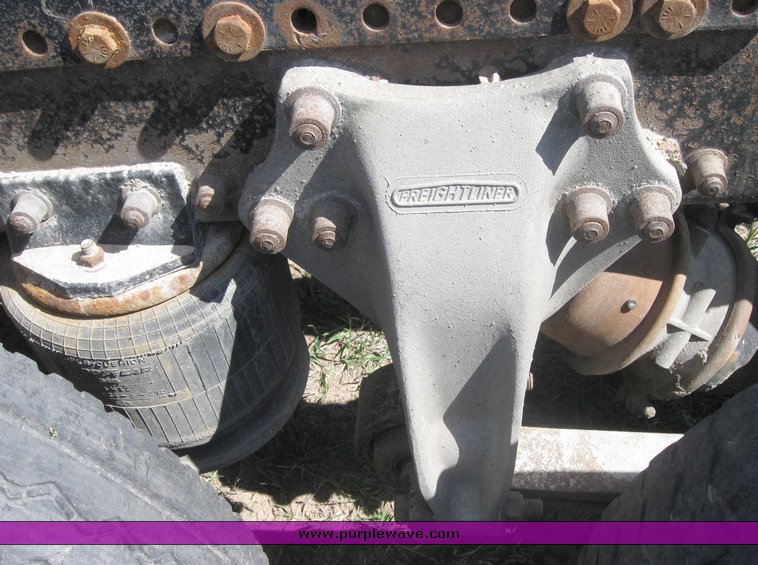 image for item 3962 1993 Freightliner FL120 semi tractor