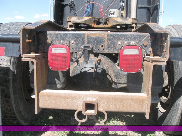 image for item 3962 1993 Freightliner FL120 semi tractor