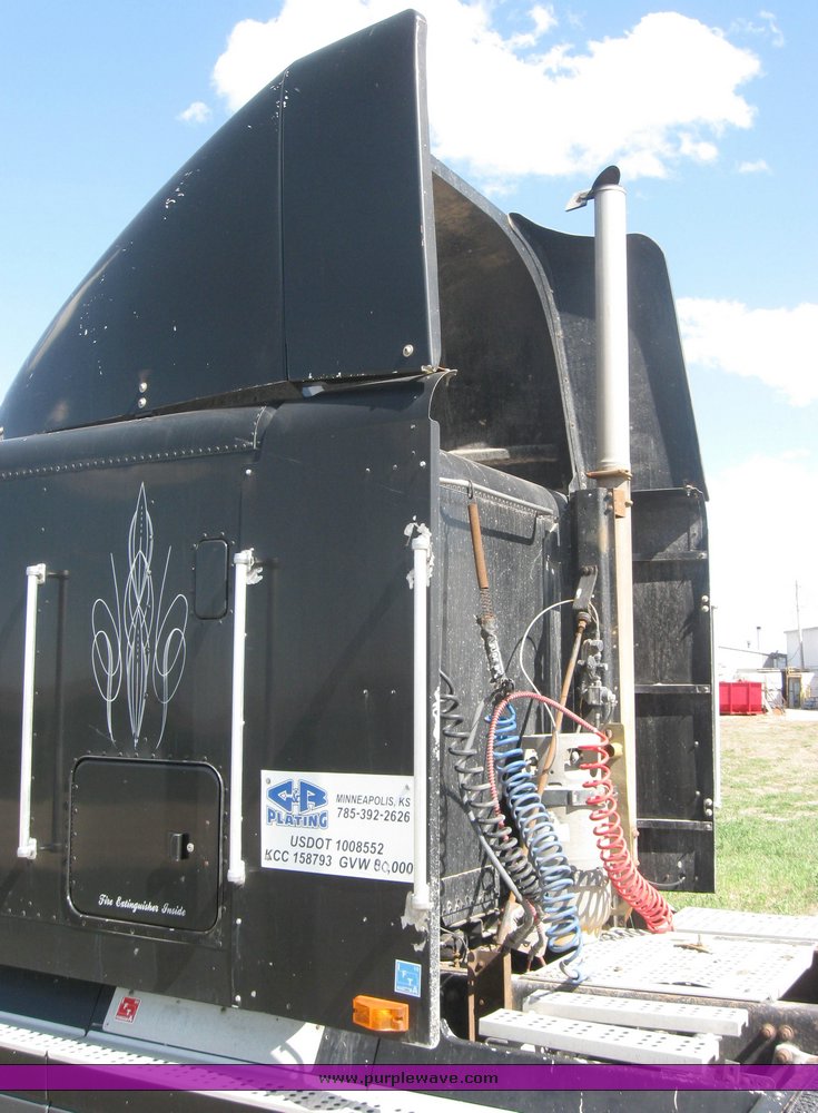 image for item 3962 1993 Freightliner FL120 semi tractor