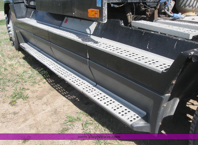 image for item 3962 1993 Freightliner FL120 semi tractor