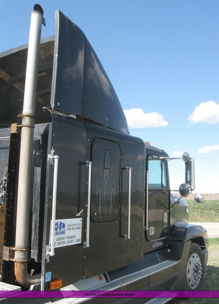 image for item 3962 1993 Freightliner FL120 semi tractor