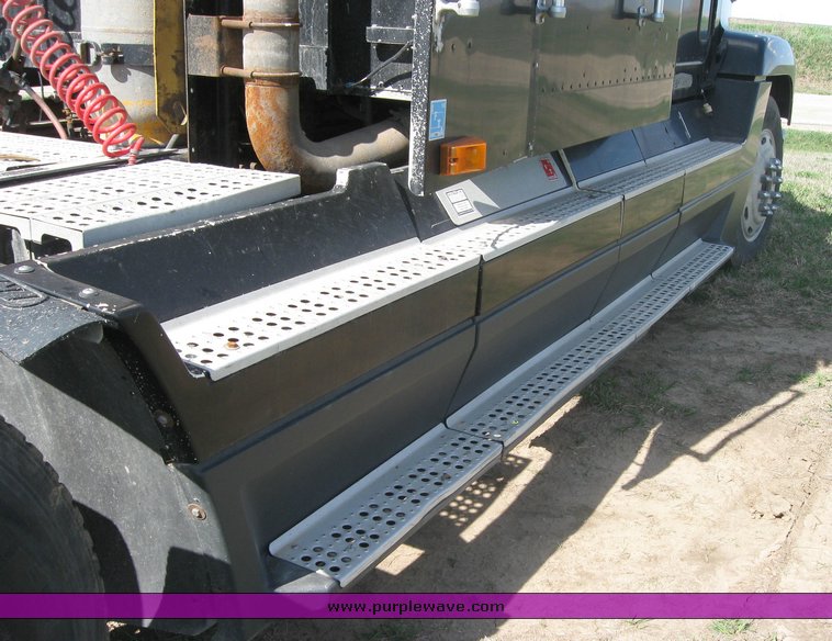 image for item 3962 1993 Freightliner FL120 semi tractor