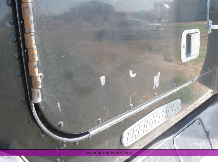 image for item 3962 1993 Freightliner FL120 semi tractor