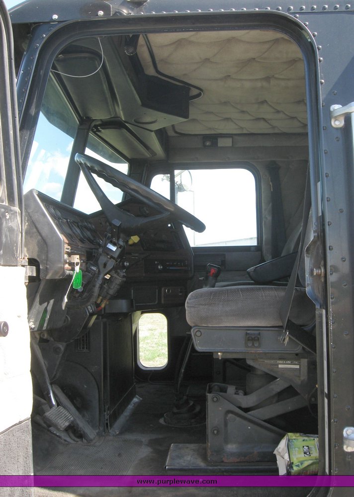 image for item 3962 1993 Freightliner FL120 semi tractor