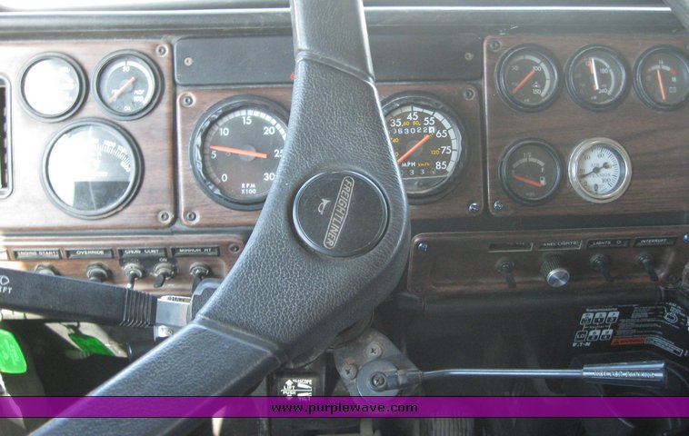 image for item 3962 1993 Freightliner FL120 semi tractor