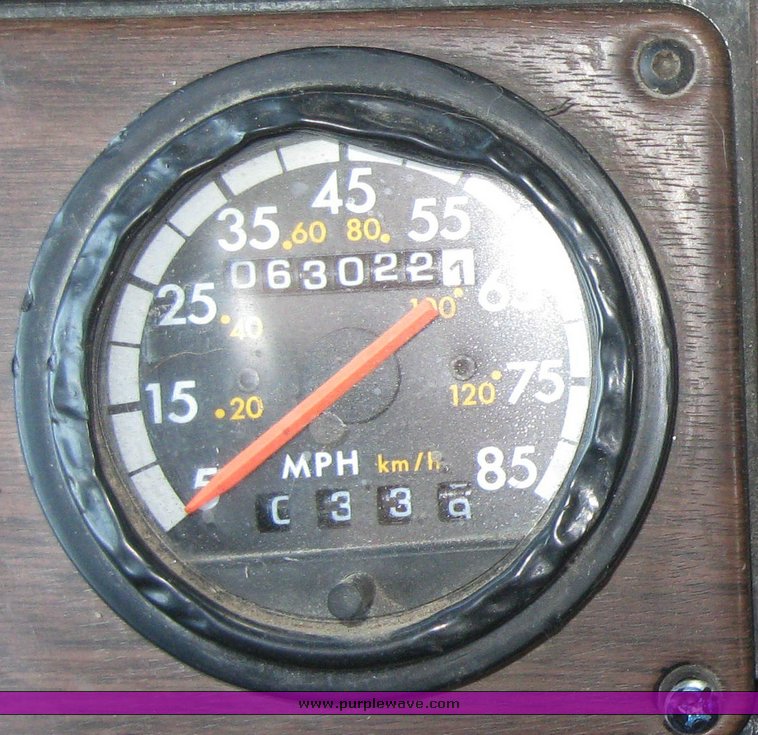 image for item 3962 1993 Freightliner FL120 semi tractor