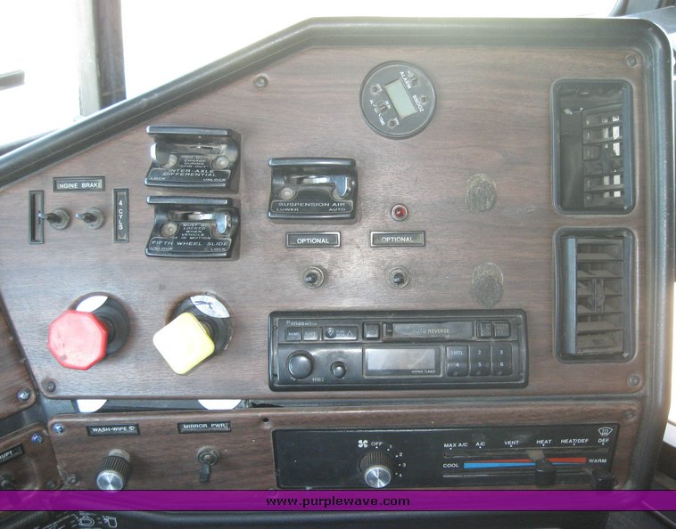 image for item 3962 1993 Freightliner FL120 semi tractor