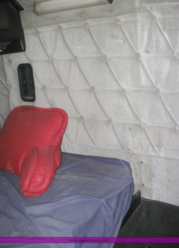 image for item 3962 1993 Freightliner FL120 semi tractor