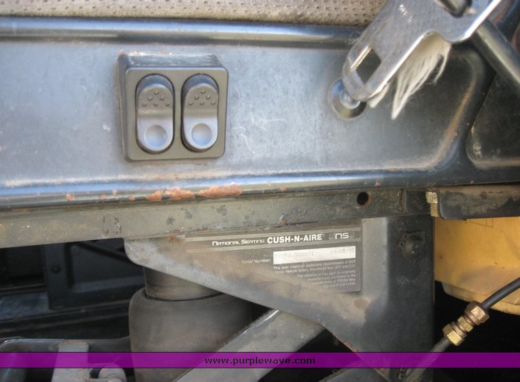 image for item 3962 1993 Freightliner FL120 semi tractor