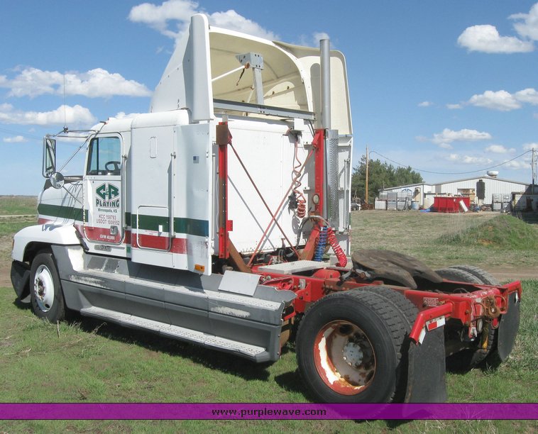 image for item 3963 1994 Freightliner FL120 semi tractor