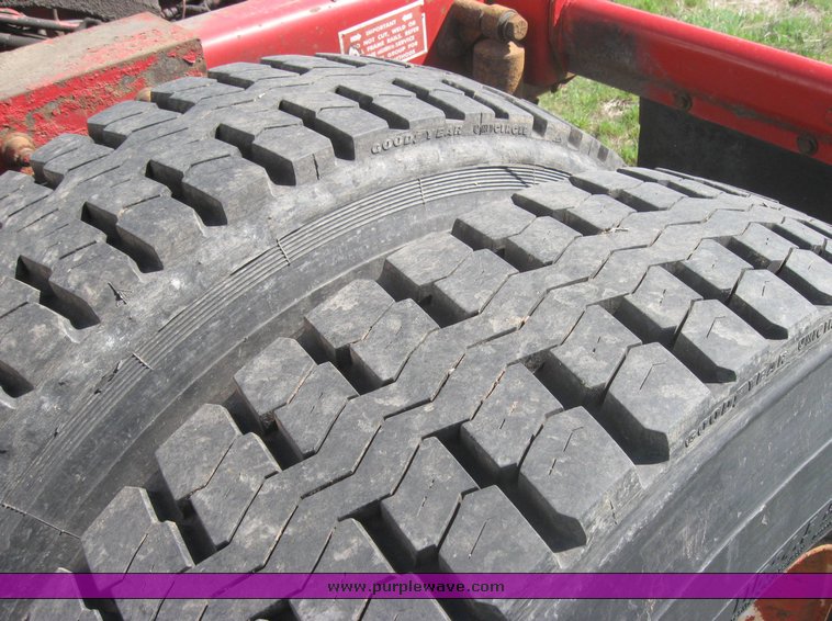 image for item 3963 1994 Freightliner FL120 semi tractor