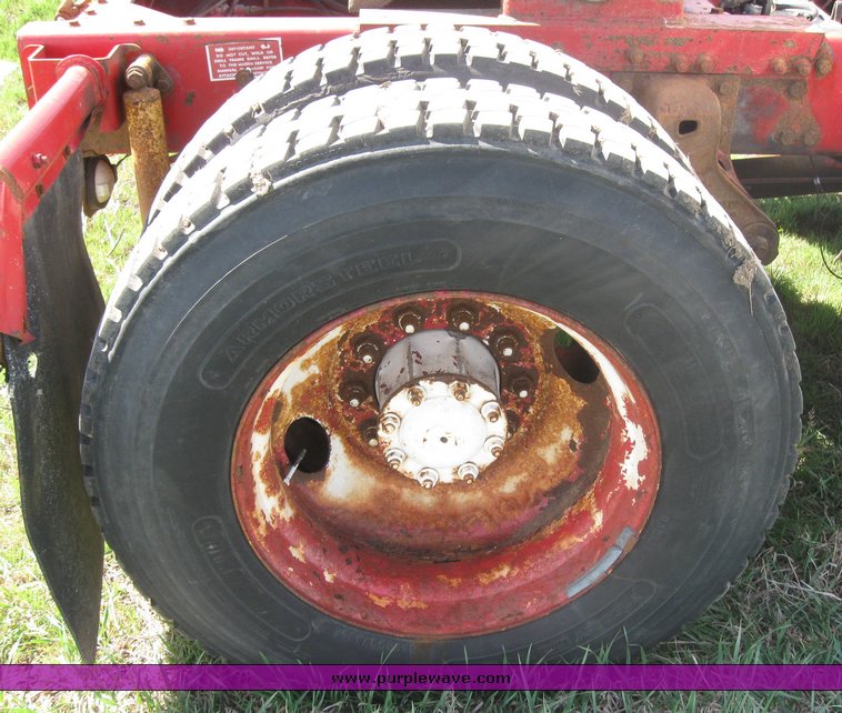 image for item 3963 1994 Freightliner FL120 semi tractor