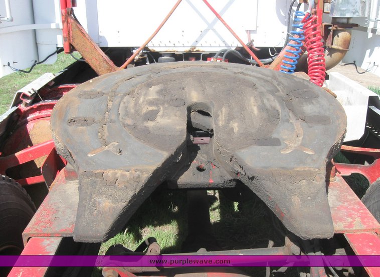 image for item 3963 1994 Freightliner FL120 semi tractor