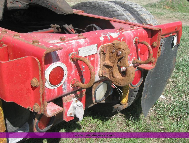 image for item 3963 1994 Freightliner FL120 semi tractor