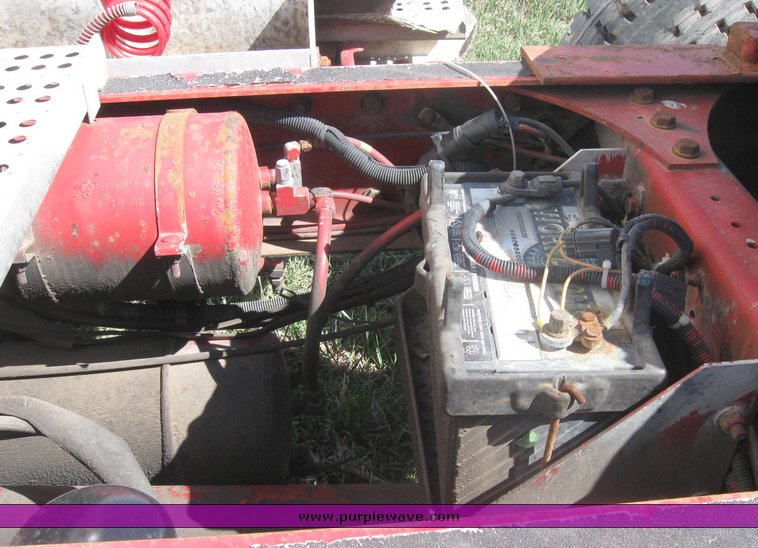 image for item 3963 1994 Freightliner FL120 semi tractor