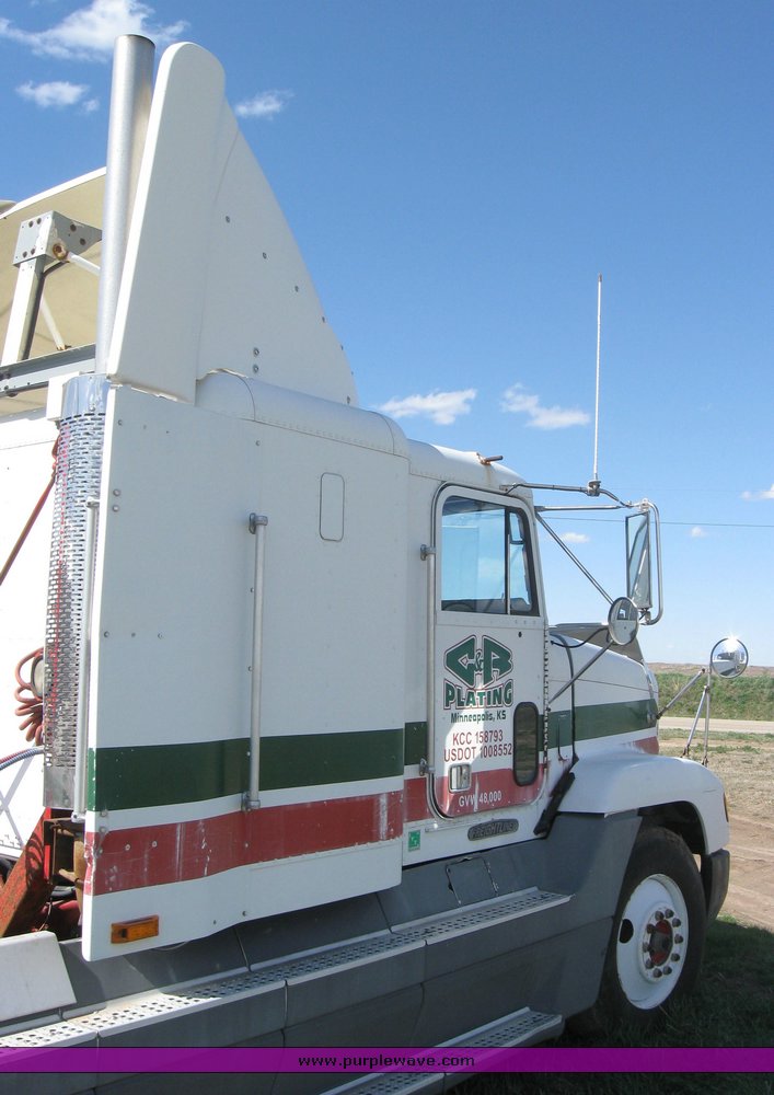 image for item 3963 1994 Freightliner FL120 semi tractor