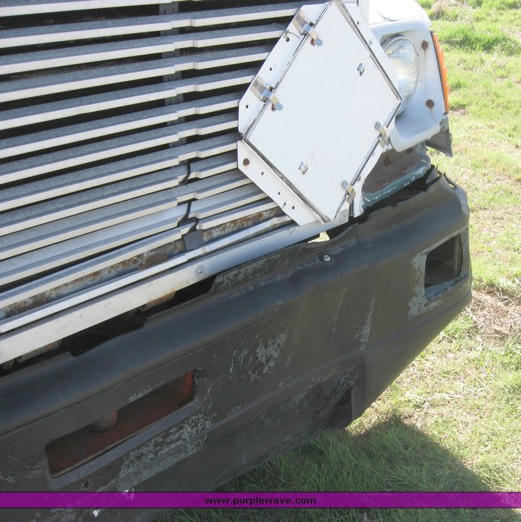 image for item 3963 1994 Freightliner FL120 semi tractor