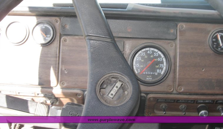 image for item 3963 1994 Freightliner FL120 semi tractor