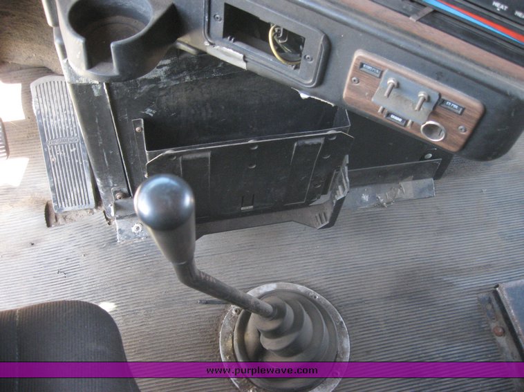 image for item 3963 1994 Freightliner FL120 semi tractor