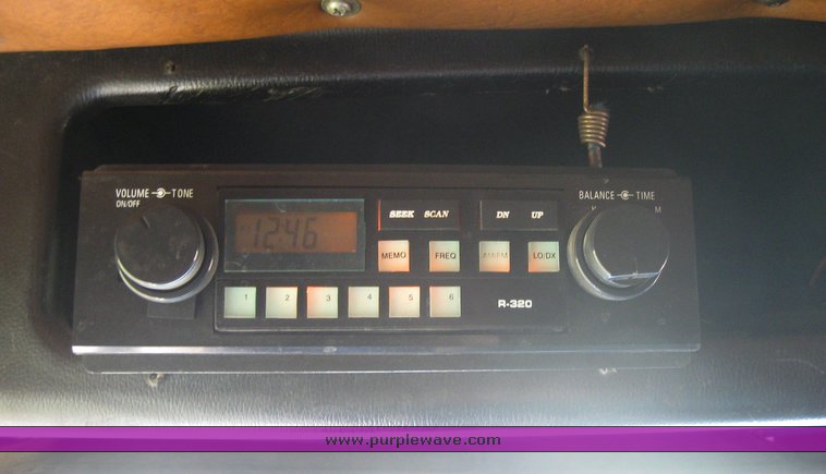 image for item 3963 1994 Freightliner FL120 semi tractor