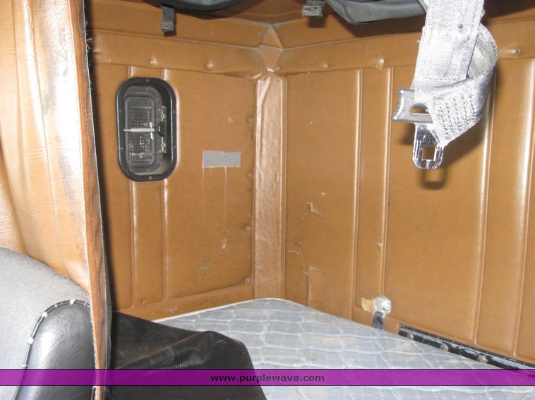 image for item 3963 1994 Freightliner FL120 semi tractor