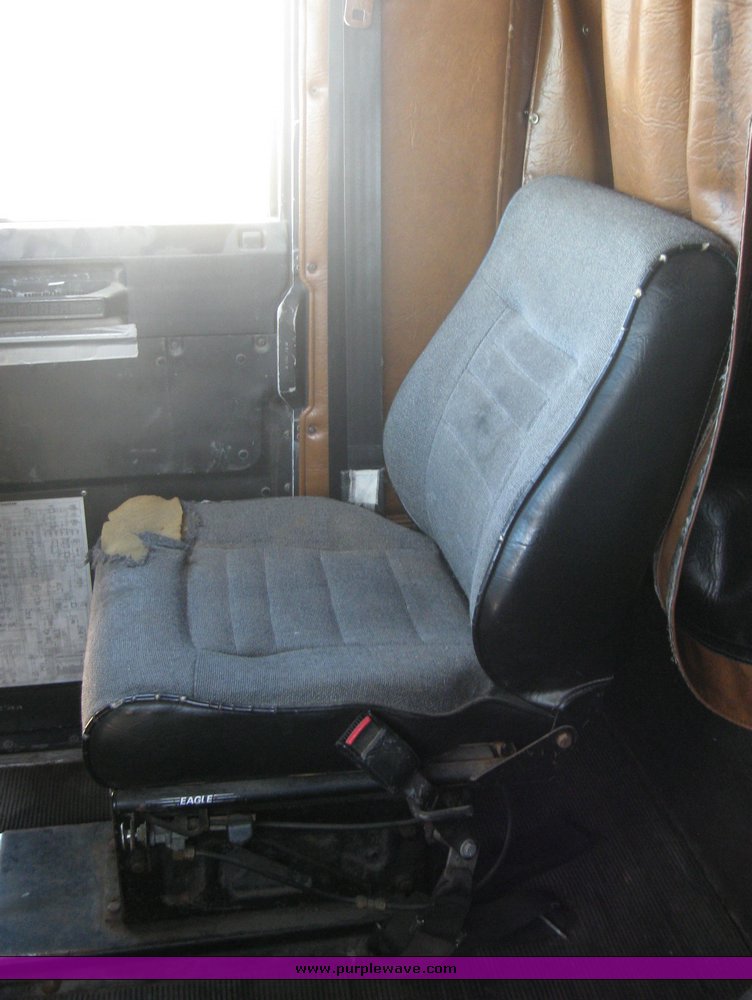 image for item 3963 1994 Freightliner FL120 semi tractor