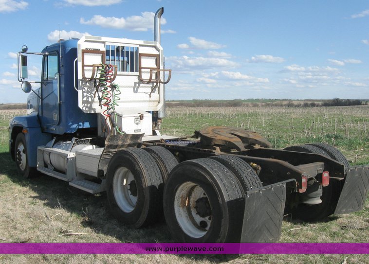 image for item 3964 1997 Freightliner FLD120 semi tractor