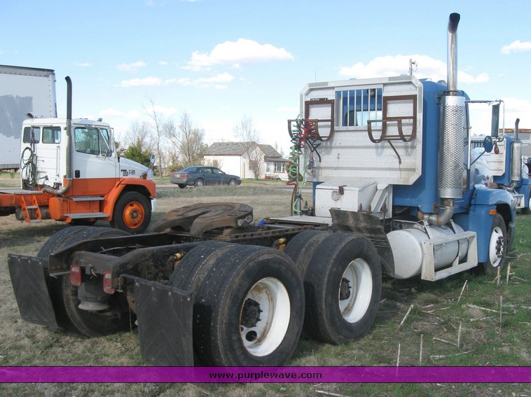 image for item 3964 1997 Freightliner FLD120 semi tractor