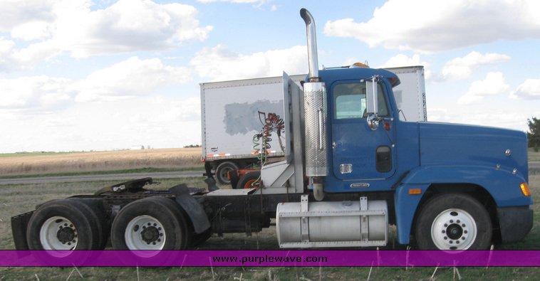 image for item 3964 1997 Freightliner FLD120 semi tractor
