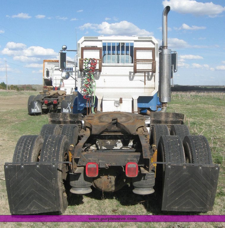 image for item 3964 1997 Freightliner FLD120 semi tractor