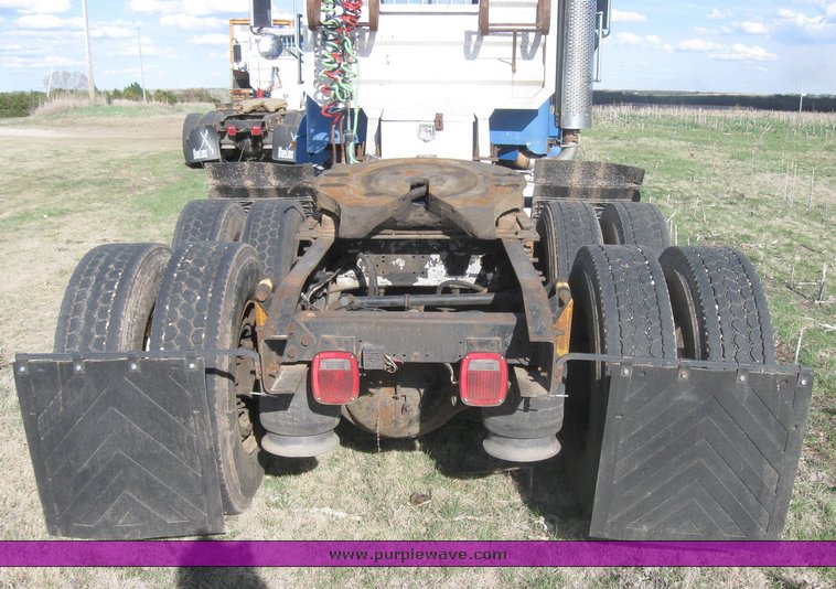 image for item 3964 1997 Freightliner FLD120 semi tractor