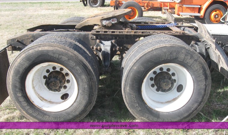 image for item 3964 1997 Freightliner FLD120 semi tractor