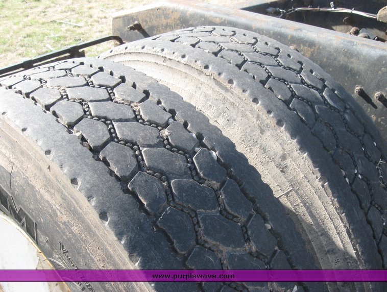 image for item 3964 1997 Freightliner FLD120 semi tractor