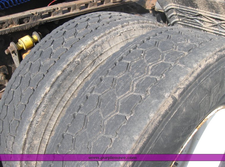 image for item 3964 1997 Freightliner FLD120 semi tractor