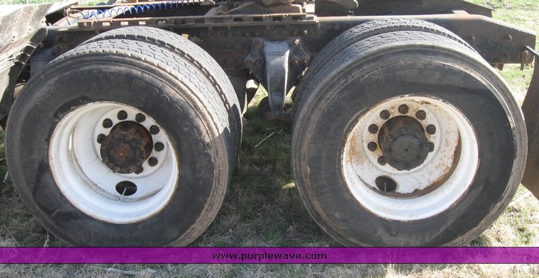 image for item 3964 1997 Freightliner FLD120 semi tractor