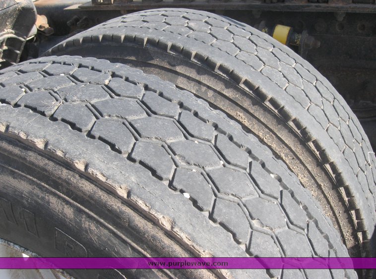 image for item 3964 1997 Freightliner FLD120 semi tractor