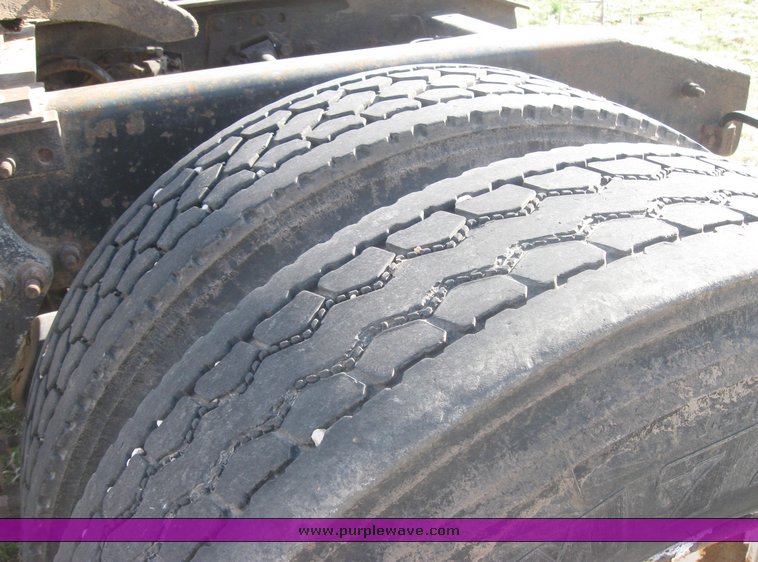 image for item 3964 1997 Freightliner FLD120 semi tractor